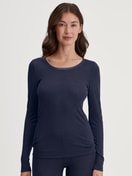 Damen-Model trägt Langarm-Shirt aus Wolle-Seide aus Wolle in Blau, Einfarbig aus Serie True Confidence von CALIDA, Vorderansicht
