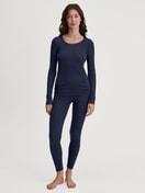 Damen-Model trägt Langarm-Shirt aus Wolle-Seide aus Wolle in Blau, Einfarbig aus Serie True Confidence von CALIDA, Outfit