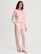 Damen-Model trägt Langarm-Shirt aus 100% Baumwolle in Rosa, Einfarbig aus Serie Favourites Universe von CALIDA, Outfit