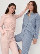 Damen-Model trägt Langarm-Shirt aus 100% Baumwolle in Rosa, Einfarbig aus Serie Favourites Universe von CALIDA, Zusatzbild