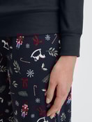 Damen-Model trägt Langarm-Shirt aus 100% Baumwolle in Blau, Einfarbig aus Serie Favourites Holidays von CALIDA, Detail