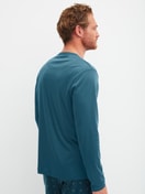 Herren-Model trägt Langarm-Shirt mit V-Ausschnitt aus Baumwolle in Türkis, Einfarbig aus Serie RMX Sleep Free von CALIDA, Rückansicht