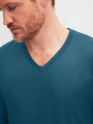 Herren-Model trägt Langarm-Shirt mit V-Ausschnitt aus Baumwolle in Türkis, Einfarbig aus Serie RMX Sleep Free von CALIDA, Detail