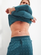 Herren-Model trägt Langarm-Shirt mit V-Ausschnitt aus Baumwolle in Türkis, Einfarbig aus Serie RMX Sleep Free von CALIDA, Zusatzbild