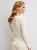 La modella / Il modello Donna indossa Maglia a maniche lunghe in lana e seta in Lana di colore Beige, Tinta unita, della serie True Confidence di CALIDA, Vista posteriore