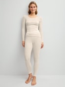 La modella / Il modello Donna indossa Maglia a maniche lunghe in lana e seta in Lana di colore Beige, Tinta unita, della serie True Confidence di CALIDA, Abbigliamento