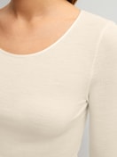 La modella / Il modello Donna indossa Maglia a maniche lunghe in lana e seta in Lana di colore Beige, Tinta unita, della serie True Confidence di CALIDA, Dettaglio