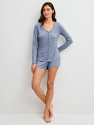 Le mannequin Femme porte le/la T-shirt à manches longues en Modal de couleur Bleu, Unicolore, de la série Etude Ajours de CALIDA, Tenue