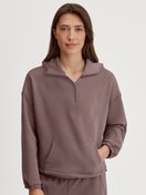 Damen-Model trägt Pullover aus Bio-Baumwolle in Braun, Einfarbig aus Serie Lounge Element von CALIDA, Vorderansicht