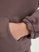 Damen-Model trägt Pullover aus Bio-Baumwolle in Braun, Einfarbig aus Serie Lounge Element von CALIDA, Detail