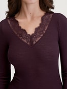 La modella / Il modello Donna indossa  in Lana di colore Rosso, Pizzo, della serie Silky Wool Joy di CALIDA, Dettaglio