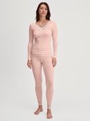 Damen-Model trägt Langarm-Shirt aus Wolle-Seide aus Wolle in Rosa, Spitze aus Serie Silky Wool Joy von CALIDA, Outfit