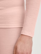 Damen-Model trägt Langarm-Shirt aus Wolle-Seide aus Wolle in Rosa, Spitze aus Serie Silky Wool Joy von CALIDA, Detail