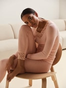 Damen-Model trägt Langarm-Shirt aus Wolle-Seide aus Wolle in Rosa, Spitze aus Serie Silky Wool Joy von CALIDA, Zusatzbild