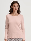 Damen-Model trägt Langarm-Shirt aus Modal in Rosa, Einfarbig aus Serie Favourites Seduction von CALIDA, Vorderansicht