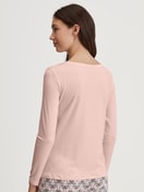 Damen-Model trägt Langarm-Shirt aus Modal in Rosa, Einfarbig aus Serie Favourites Seduction von CALIDA, Rückansicht