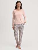 Damen-Model trägt Langarm-Shirt aus Modal in Rosa, Einfarbig aus Serie Favourites Seduction von CALIDA, Outfit