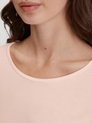 Damen-Model trägt Langarm-Shirt aus Modal in Rosa, Einfarbig aus Serie Favourites Seduction von CALIDA, Detail