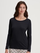 Women model is wearing Shirt long sleeve made of Modal in Black, Unicoloured from the Favourites Seduction series by CALIDA, Front view