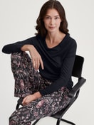 Women model is wearing Shirt long sleeve made of Modal in Black, Unicoloured from the Favourites Seduction series by CALIDA, Additional Image