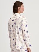 Damen-Model trägt Langarm-Shirt mit Knöpfen aus 100% Baumwolle in Beige, Gemustert aus Serie Favourites Universe von CALIDA, Rückansicht