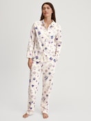 Damen-Model trägt Langarm-Shirt mit Knöpfen aus 100% Baumwolle in Beige, Gemustert aus Serie Favourites Universe von CALIDA, Outfit