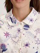 Damen-Model trägt Langarm-Shirt mit Knöpfen aus 100% Baumwolle in Beige, Gemustert aus Serie Favourites Universe von CALIDA, Detail