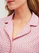Le mannequin Femme porte le/la Chemise à manches longues avec boutons en Coton de couleur Rose, À motifs, de la série Favourites Love de CALIDA, Détail