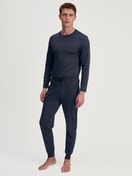 Herren-Model trägt Langarm-Shirt aus TENCEL™ in Blau, Einfarbig aus Serie DSW Balancing von CALIDA, Outfit