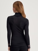 Damen-Model trägt Langarm-Shirt mit Rollkragen aus Wolle-Seide aus Spitze in Schwarz, Spitze aus Serie Silky Wool Glam von CALIDA, Rückansicht
