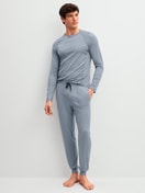 Herren-Model trägt Langarm-Shirt aus Lyocell in Grau, Einfarbig aus Serie DSW Warming von CALIDA, Outfit