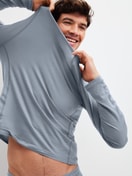 Herren-Model trägt Langarm-Shirt aus Lyocell in Grau, Einfarbig aus Serie DSW Warming von CALIDA, Zusatzbild