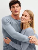 Herren-Model trägt Langarm-Shirt aus Lyocell in Grau, Einfarbig aus Serie DSW Warming von CALIDA, Zusatzbild