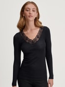 Damen-Model trägt Langarm-Shirt aus Wolle-Seide aus Spitze in Schwarz, Spitze aus Serie Silky Wool Glam von CALIDA, Vorderansicht