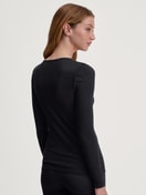 Damen-Model trägt Langarm-Shirt aus Wolle-Seide aus Spitze in Schwarz, Spitze aus Serie Silky Wool Glam von CALIDA, Rückansicht