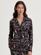 Damen-Model trägt Langarm-Shirt mit Knöpfen aus TENCEL™ Modal und Seide aus Modal in Schwarz, Gemustert aus Serie Favourites Seduction von CALIDA, Vorderansicht