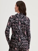 Damen-Model trägt Langarm-Shirt mit Knöpfen aus TENCEL™ Modal und Seide aus Modal in Schwarz, Gemustert aus Serie Favourites Seduction von CALIDA, Rückansicht