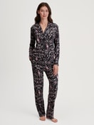 Damen-Model trägt Langarm-Shirt mit Knöpfen aus TENCEL™ Modal und Seide aus Modal in Schwarz, Gemustert aus Serie Favourites Seduction von CALIDA, Outfit