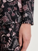 Damen-Model trägt Langarm-Shirt mit Knöpfen aus TENCEL™ Modal und Seide aus Modal in Schwarz, Gemustert aus Serie Favourites Seduction von CALIDA, Detail