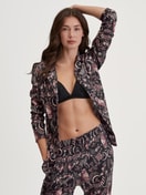 Damen-Model trägt Langarm-Shirt mit Knöpfen aus TENCEL™ Modal und Seide aus Modal in Schwarz, Gemustert aus Serie Favourites Seduction von CALIDA, Vorderansicht