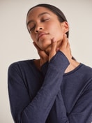 Damen-Model trägt Langarm-Shirt aus Lyocell in Blau, Einfarbig aus Serie DSW Warming von CALIDA, Zusatzbild