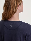 Damen-Model trägt Langarm-Shirt aus Lyocell in Blau, Einfarbig aus Serie DSW Warming von CALIDA, Detail