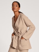 Damen-Model trägt Jacke aus  in Beige,  aus Serie Loungewear Xtra von CALIDA, Vorderansicht