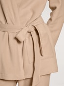 Damen-Model trägt Jacke aus  in Beige,  aus Serie Loungewear Xtra von CALIDA, Detail
