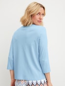 Damen-Model trägt Shirt mit 3/4-Arm aus 100% Baumwolle in Blau, Einfarbig aus Serie Favourites Tiles von CALIDA, Rückansicht