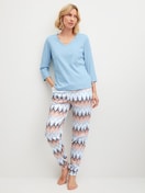 Damen-Model trägt Shirt mit 3/4-Arm aus 100% Baumwolle in Blau, Einfarbig aus Serie Favourites Tiles von CALIDA, Outfit