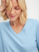 Damen-Model trägt Shirt mit 3/4-Arm aus 100% Baumwolle in Blau, Einfarbig aus Serie Favourites Tiles von CALIDA, Detail