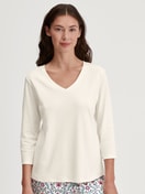 Damen-Model trägt Shirt mit 3/4-Arm aus 100% Baumwolle in Beige, Einfarbig aus Serie Favourites Botanic von CALIDA, Vorderansicht