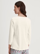 Damen-Model trägt Shirt mit 3/4-Arm aus 100% Baumwolle in Beige, Einfarbig aus Serie Favourites Botanic von CALIDA, Rückansicht