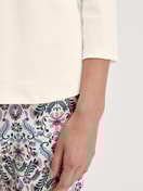 Damen-Model trägt Shirt mit 3/4-Arm aus 100% Baumwolle in Beige, Einfarbig aus Serie Favourites Botanic von CALIDA, Detail